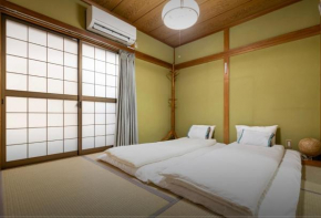 10mins train to Namba, 4 mins walk to stn, 2 floors japanese style , 2-8 people